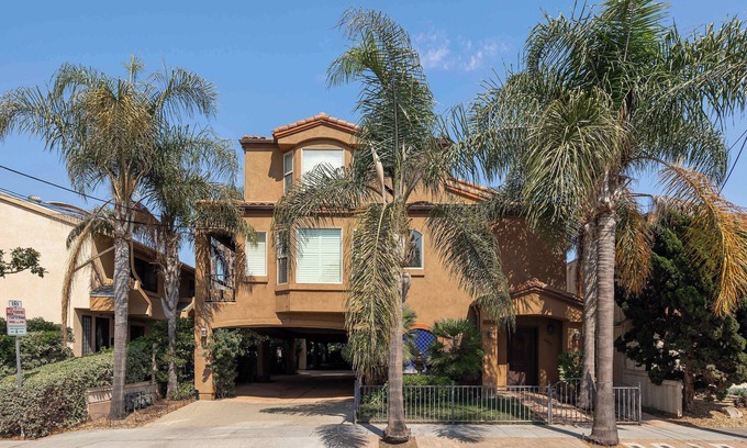 Hillcrest Maison | 10 Min to the Zoo and Beach! | Tropical Townhome