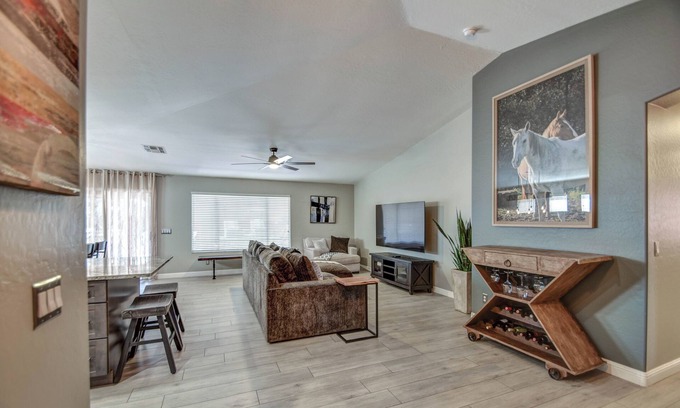Gilbert Maison | 10 min walk to San Tan Village Mall in the Heart of Gilbert, AZ