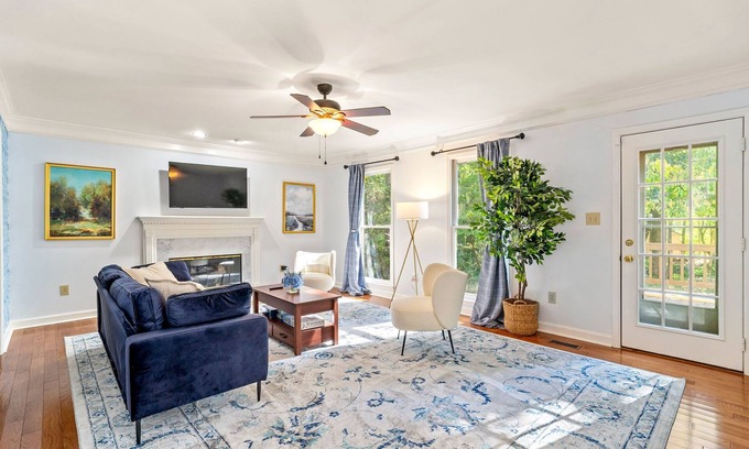 Athens Maison | 10 mins to UGA, Playground, Pool Table, Foosball, Mini Putt, Jetted Tub, Yard