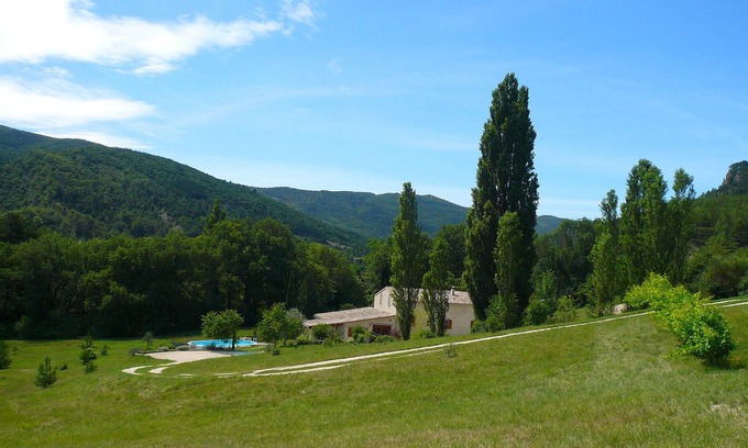 Les Latards Cottage | A 10 mn de Nyons, Joli Gîte "3 étoiles", piscine exclusive, site naturel classé