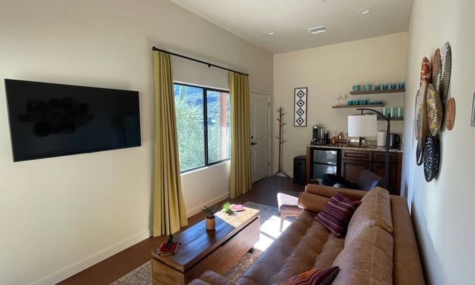 Cave Creek Maison | 10 Minute Walk to Downtown Cave Creek Restaurants, Night Life and Shops