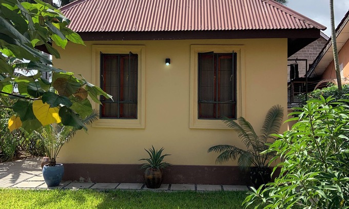 Kisutu Lit Et Petit-Déjeuner | 10-minute walk to the beach! 2-bed house with a kitchen and bathroom.