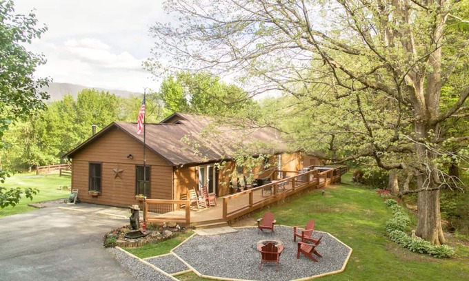 Wears Valley Maison | Large fenced yard - Firepit - Hot tub - Pets - Pool access - 10 minutes to GSMNP