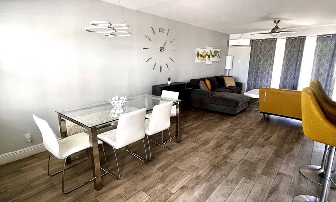 Downtown Copropriété | 10 minutes to the beach, newly remodeled luxe modern condo unit