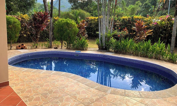 Jaco Maison | 10 minutes to the beach! Private home with lush jungle surroundings & pool.