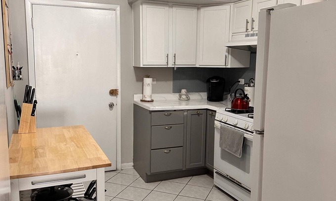 Rogers Park Appartement | 10 minutes to the lake! Family-sized Apt with free parking.