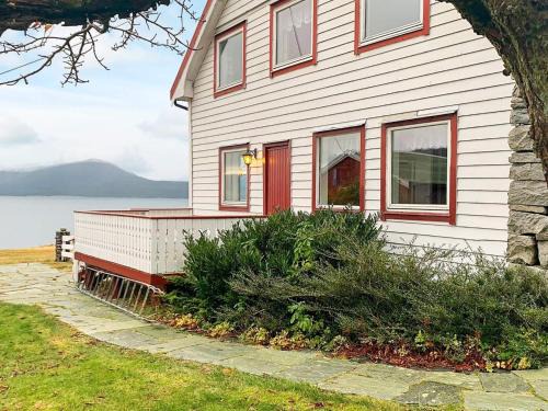 Gulen Municipality Maison | 10 person holiday home in Brekke