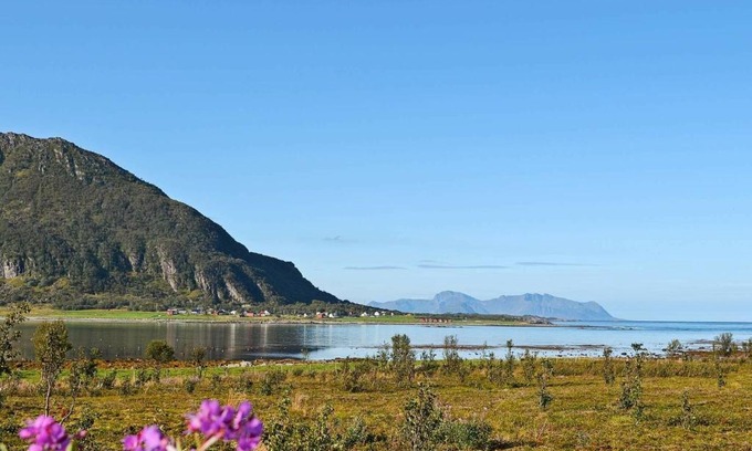 Austvagoy Maison | 10 person holiday home in Laukvik