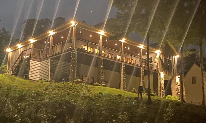 Bremen Maison | 10% Savings - No steps to lake! Fiber Internet! Luxury Lake Home, Big Water!