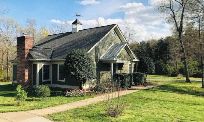 Keene Maison | 10 Vineyards in 10 Miles - Upscale Carriage House
