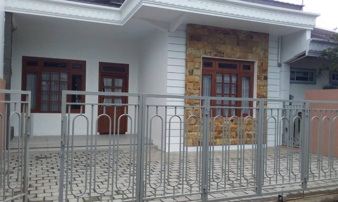 Dieng Kulon Station Balnéaire | 100 m² Résidence de vacances ∙ 3 chambres ∙ 8 personnes