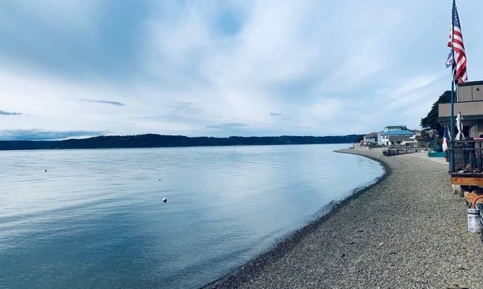 Tacoma Maison | 100-year-old cabin Perched on stilts above the Puget Sound.