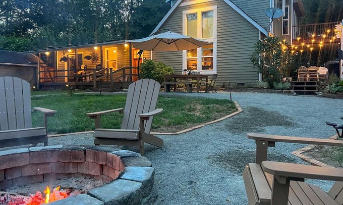 Lakebay Maison | 100-Year-Old Farmhouse with Hot Tub on 5 Acres!