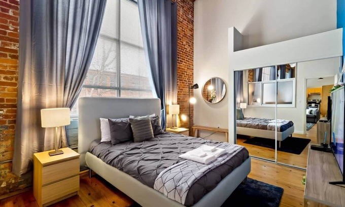 Downtown Appartement | 100 Year-Old Historic Brick 2BR Loft High Ceiling4