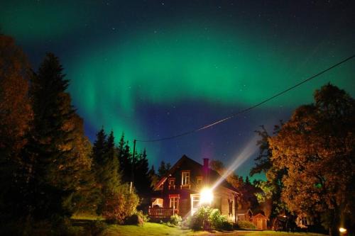 Kvaloya Maison | 100 Years Old Norwegian Log House in Tromsø