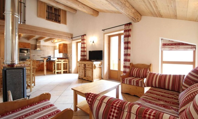Val Cenis Appartement | 100m du centre station, 1er étage, balcon, cheminée ou poêle à bois, télévision, casier à ski, 90m²