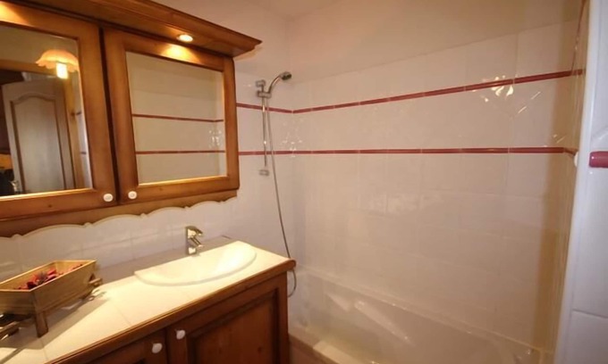 Bisanne 1500 Appartement | A 100m de las pistas de esquí, Planta baja, balcón, parking, tv, local para esquís, 45m²