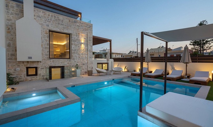 Rethymno Villa | 100 m de la plage, bain à remous, piscine, ping-pong, sauna et salle de gym, chaises longues privées!