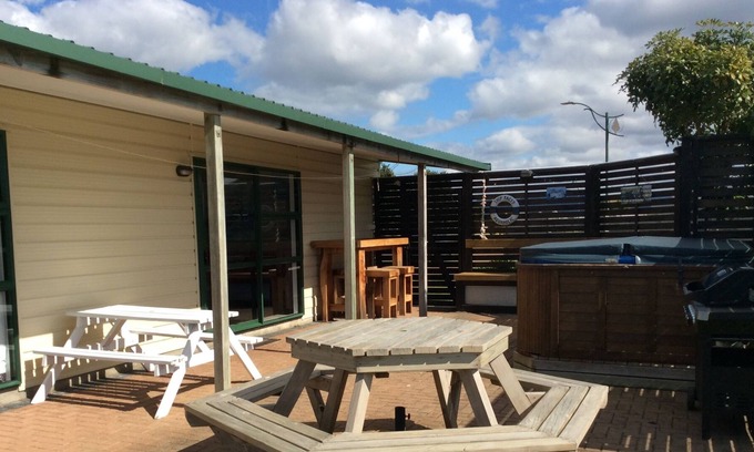 Matarangi Cabine | 109 Nikau Spa and dog friendly