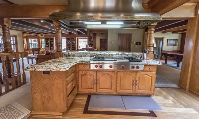 Lincoln Park Maison | 10,000 Sq. Ft. Luxe Tahoe Mansion 8 Chambre