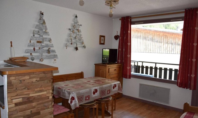 Pralognan-la-Vanoise Appartement | 10m du centre station, 2ème étage, balcon, parking, télévision, casier à ski, 36m²