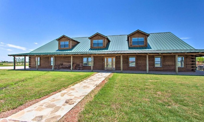 Rosston Maison | 11-Acre Krum Cabin with Jungle Gym and Sand Volleyball