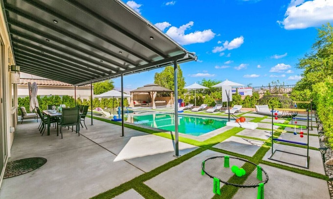 Coachella Maison | 11 Beds,Pool table,Ping Pong,Volleyball+Basketball
