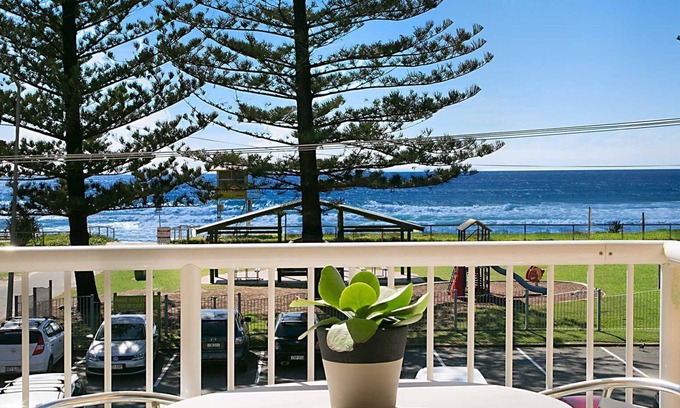 Mermaid Beach Appartement | #11 Camden House - Sun, Surf, and Sand: A Beachfront Getaway