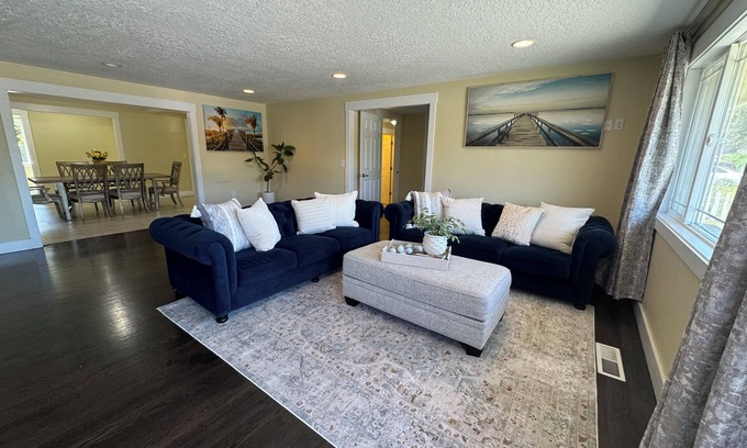 Clackamas Maison | 11 Guest Spacious 6-bedroom house in wonderful Clackamas with AC, WiFi