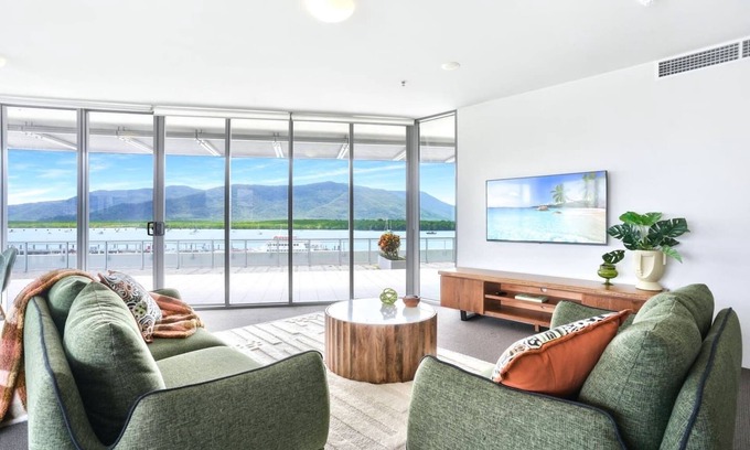 Cairns Central Business District Copropriété | 11 Harbour Lights- Luxury Waterfront 3BR Apartment | Ocean Views | Pool + Sauna