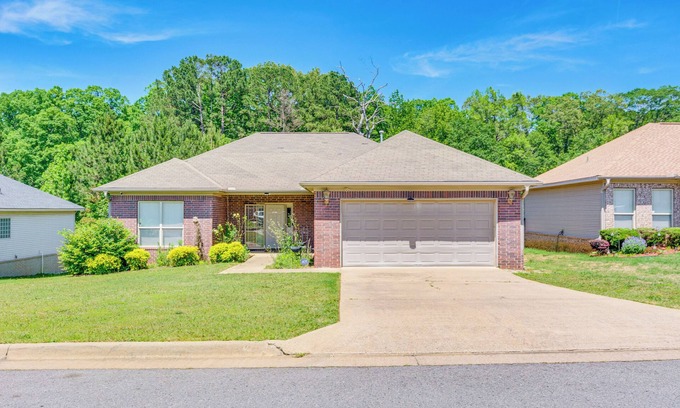 Little Rock Maison | 11 Mi to Dtwn Little Rock: Home w/Large Deck!