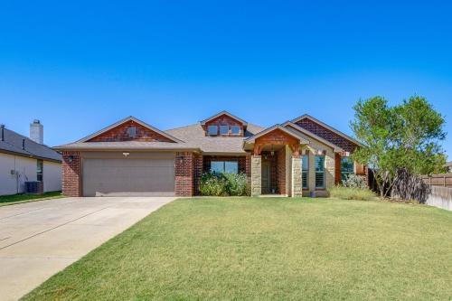 Lubbock Maison | 11 Mi to Dtwn Lubbock Home with Patio, Grill and Yard