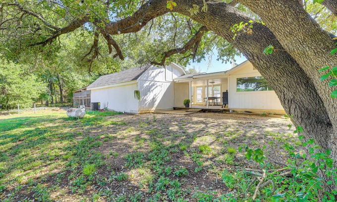 Waco Appartement | 11 Mi to Dtwn Waco: Pet-Friendly Home w/Deck