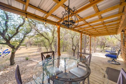 Johnson City Appartement | 11 Mi to LBJ State Park - Couples Cabin Retreat!