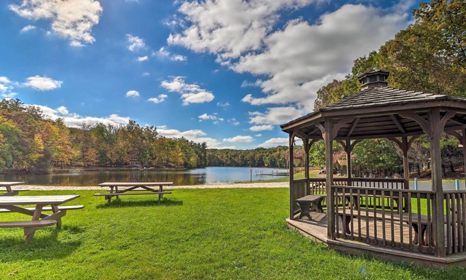 East Stroudsburg Maison | 11 Mi to State Park: Home in East Stroudsburg!