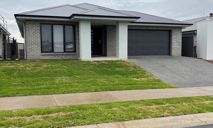 Lochinvar Maison | 11 minutes from the Hunter Valley Wineries. Family sized new home!