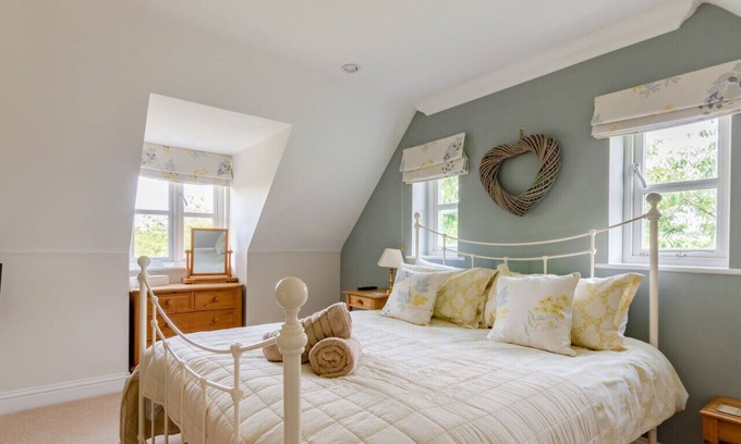 Holt Maison | 11 Oaklands Crescent