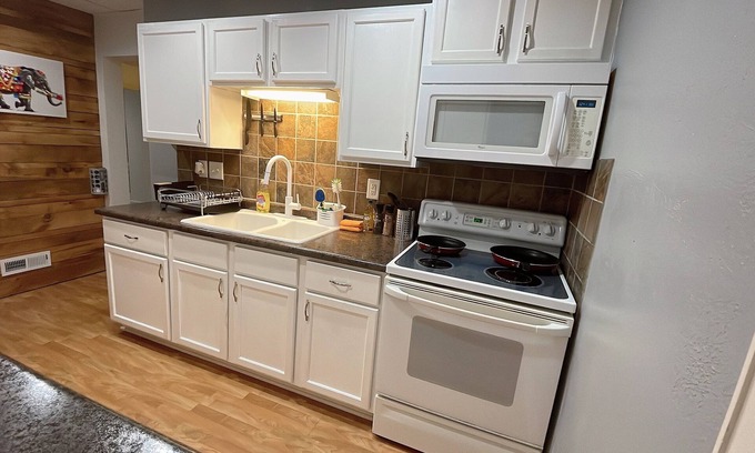 Dubuque Appartement | 1103#201-Charming 2-bedroom apartment with AC, WiFi in brilliant Dubuque