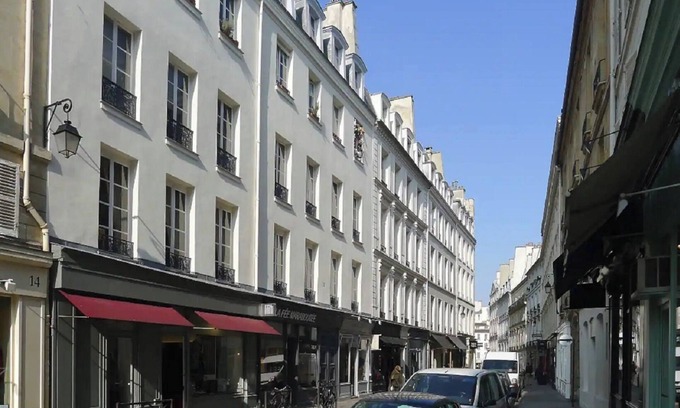 Bayonville Appartement | 110m2 RUE CHERCHI MIDI-COBBLED COURTYARDS, FLOWER AND TREE FILLED INTERLUDES