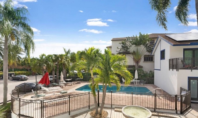 Hendricks and Venice Isles Appartement | 111 #8 · Waterfront home with Boat rentals available