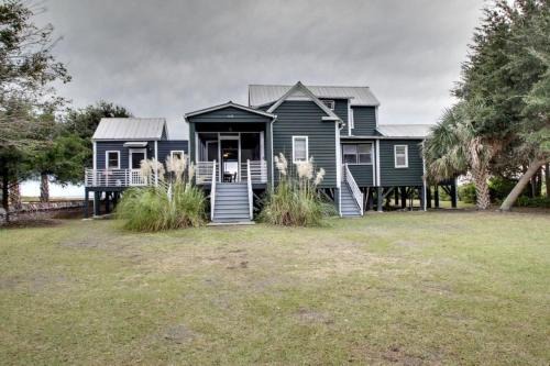 Sullivan's Island Maison | 1111 Middle Street by AvantStay Charming Historic Cottage Featured in Dear John Movie Beach Access
