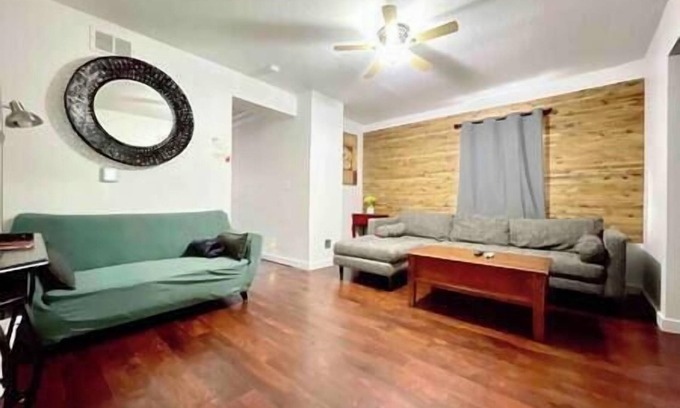 Dubuque Appartement | 1129#4 / Prime Downtown Dubuque, Cozy Brick Charm