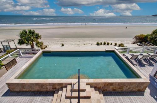 Isle of Palms Maison | 114 Ocean Boulevard by AvantStay Beachfront Infinity Pool Basketball Court Recently Renovated