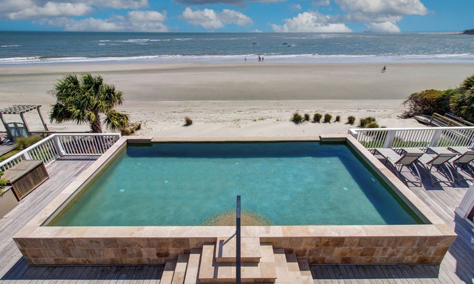 Isle of Palms Maison | 7BR Oceanfront Estate exquis! Piscine à débordement privée, cuisine extérieure, terrain de volley-ball, terrain de basket complet et crédit de 250 $ pour la location de matériel de plage