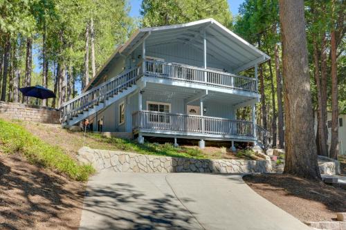 Pollock Pines Maison | 12 Mi to Apple Hill Family-Friendly Cabin Retreat