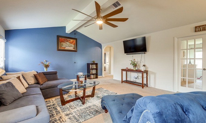 Santa Fe Maison | 12 Mi to Beach: Texas Gulf Coast Home w/ Fire Pit