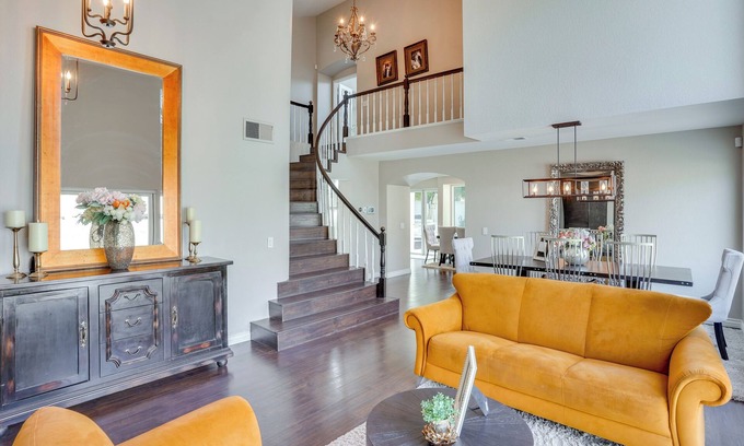 Orange Maison | 12 Mi to Disneyland! Sleek Suburban Home