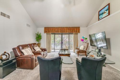 Las Colinas Appartement | 12 Mi to Downtown Dallas Irving Condo with Balcony