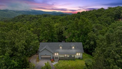 Foxfire Estates Maison | 12 Min to Downtown Sleeps 16 Hot Tub Fire Pit