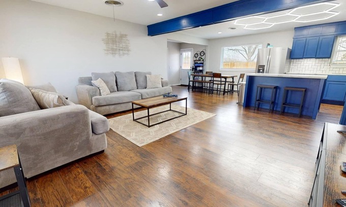 Davis Maison | 12 Minutes from Crossbar and Turner Falls, Sleeps up to 10, Fast Wi-Fi